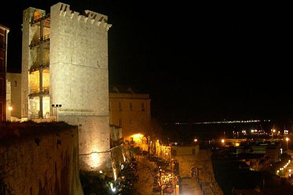 La zona di Castello, Cagliari. La Torre dell'Elefante simbolo della manifestazione di Leggendo Metropolitano