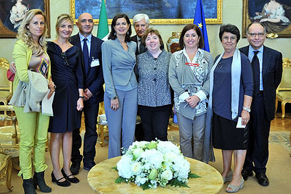 L'omaggio della Camera dei Deputati a Maria Lai. Al centro la presidente Laura Boldrini. All'estrema sinistra Cristiana Giglio. All'estrema destra Romano Cannas, già presidente della RAI Sardegna.