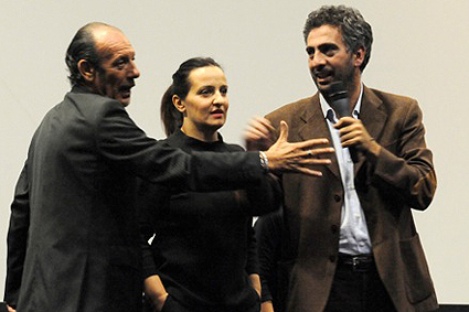 Mereu e il cast durante la presentazione del film