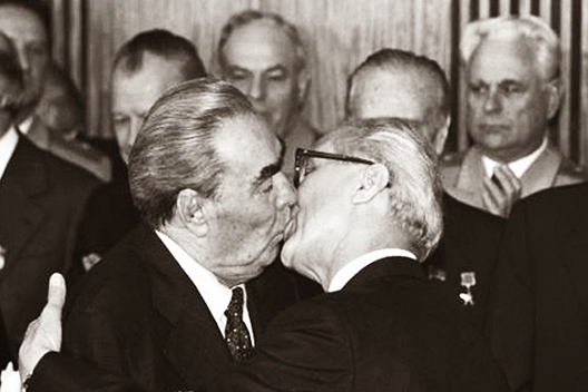 Il bacio tra breznev e honecker