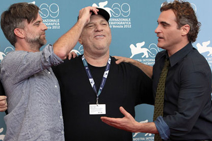 Il regista Paul Thomas Anderson tra il produttore Weinstein e l'attore Joaquin Phoenix