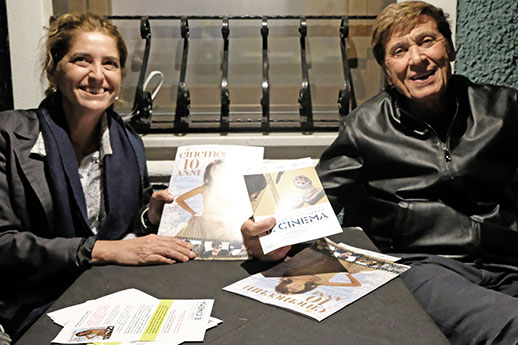 (ph. Rosi Giua) Gianni Morandi e Enrica Anedda con la rivista cartacea Cinemecum e un volantino del Seminario