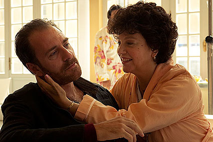Valerio Mastandrea e Stefania Sandrelli in una scena del film Valerio Mastandrea e Stefania Sandrelli in una scena del film