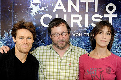 Von Trier con Willem Dafoe e Charlotte Gainsbourg Von Trier con Willem Dafoe e Charlotte Gainsbourg